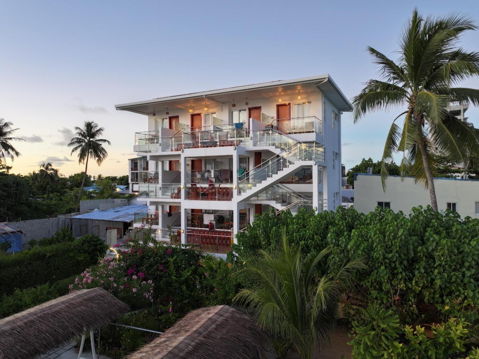 Reef Edge Hotel Thulusdhoo Buitenkant foto